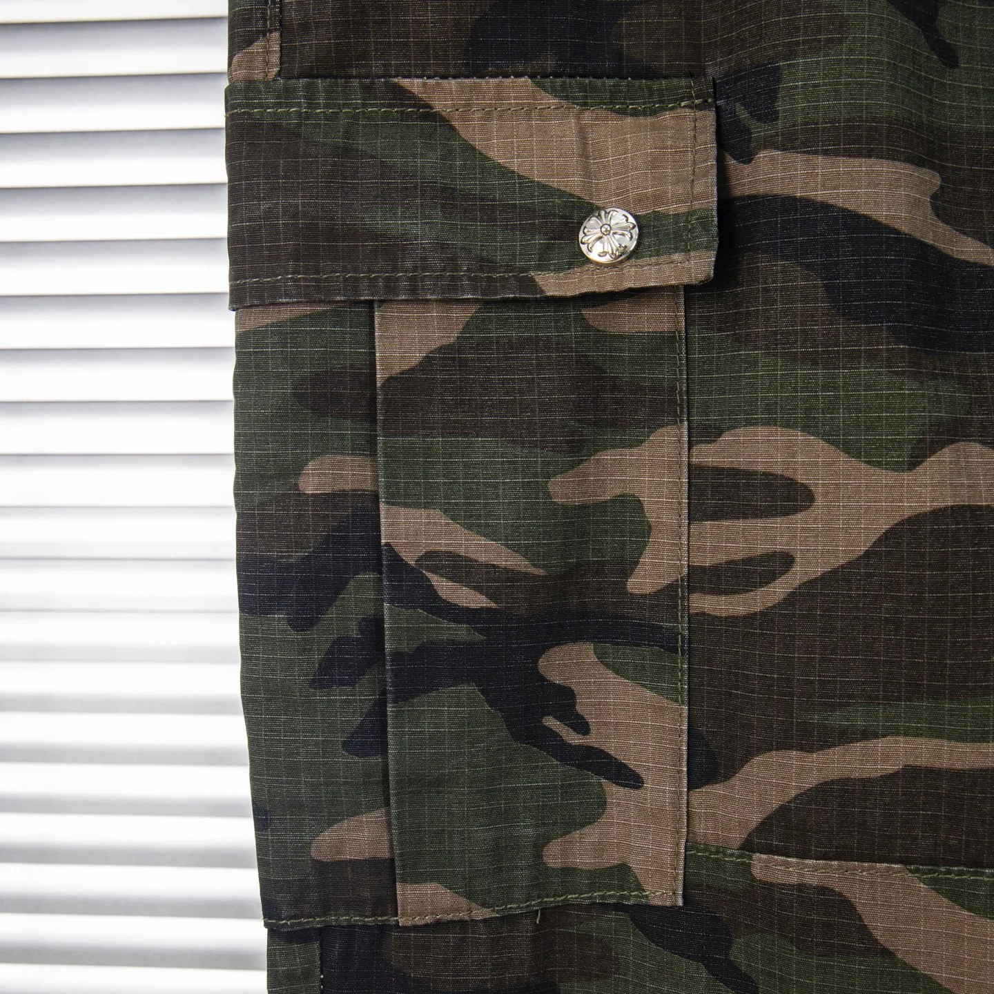 P260 Chrome hearts CH Chrome hearts new silver camouflage three-dimensional pocket overalls Chrome hearts is a top brand in the fashion world, and these pants are one of the best. It uses the classic Levi's jeans bottom panel, which has been carefully disassembled and spliced. The washed effect is natural, showing a unique retro charm. The pants are based on camouflage and are paired with cross patches, which have a great visual impact. These patches are exquisitely crafted and have a luxurious feel. The hardware accessories are ultra-exquisite. The placket buckle is made of silver, hand-polished and painted with distressing liquid. The main buckle has a three-dimensional cross flower shape. The six-pointed star screws and hand-cut leather washers on the back are full of details, which are both beautiful and durable. Style number: 1731# Color: Camouflage Size: 28 30 32 34 36